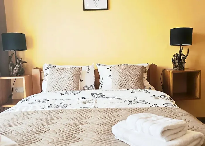 Daire Forest Nest Cozy White Balcony On The Hill